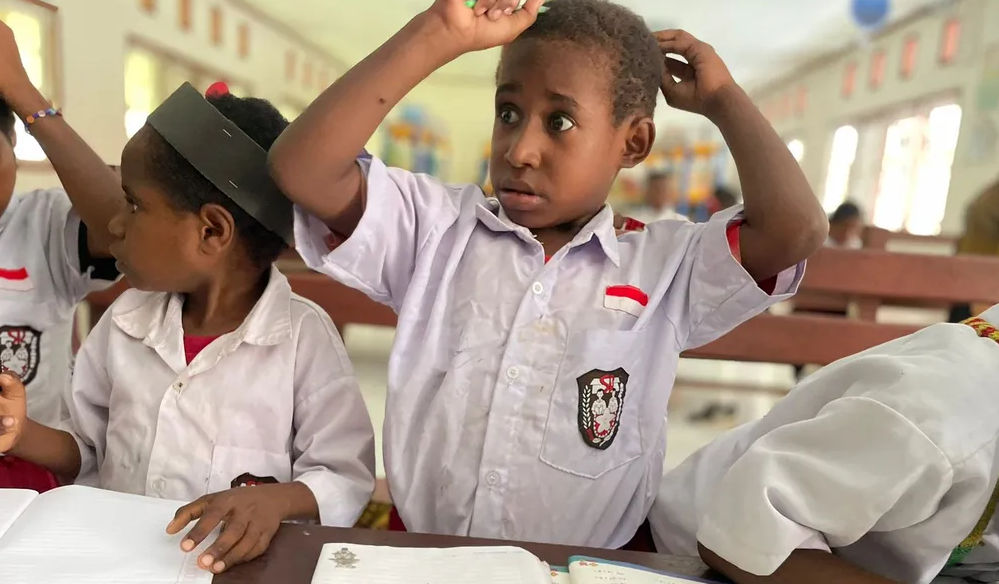 Anak Papua belajar